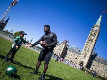 The Saskatchewan Roughriders held a practice on Parliament Hill Sunday October 1, 2017 in Ottawa, after playing the Redblacks Friday night. Four-year-old Declan Dingle who was born in Saskatchewan but lives in Gatineau, meets Greg Morris.  Ashley Fraser/Postmedia