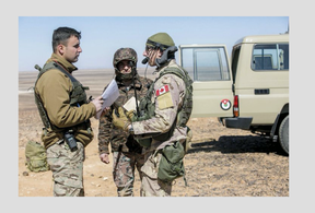 A member of the Canadian military discusses JTAC training in Jordan with Jordanian military personnel. DND photo.