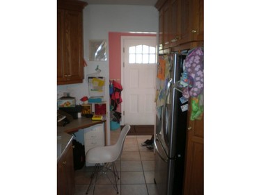 The original kitchen was cramped and disorganized. It barely had enough room for more than one person.