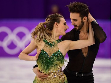 TOPSHOT - France's Gabriella Papadakis and France's Guillaume Cizeron compete in the ice dance short dance of the figure skating event during the Pyeongchang 2018 Winter Olympic Games at the Gangneung Ice Arena in Gangneung on February 19, 2018.