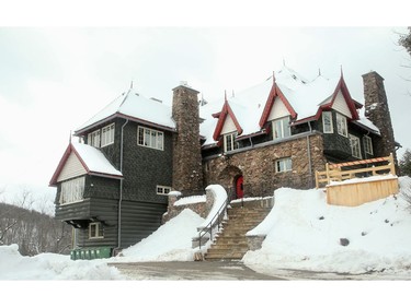 Perched on a prominence, O'Brien is a Gatineau Park heritage property renovated into aboutique hotel with spectacular vistas over Meech Lake and the Gatineau Hills.