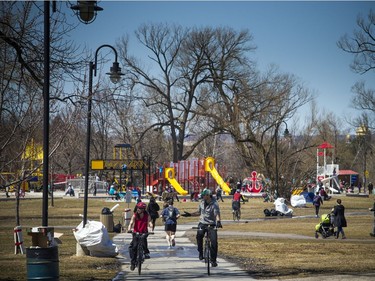 Warmer temperatures hit Ottawa Sunday April 22, 2018 and people were out and about enjoying the sunshine at Mooney's Bay Park.