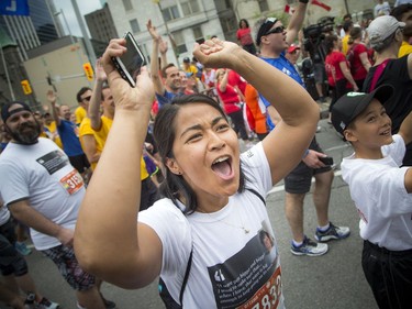 Yandy Macabuag cheers to Tina Boileau as she gets ready to start the 5K race in honour of Jonathan Pitre Saturday May 26, 2018 at Ottawa Race Weekend.