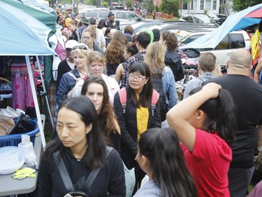 Crowds look for bargains at the Great Glebe Garage Sale in Ottawa on Saturday, May 26, 2018.   (Patrick Doyle)  ORG XMIT: 0527 glebe garage sale 04