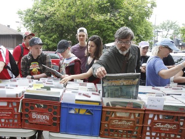 Crowds look for bargains at the Great Glebe Garage Sale in Ottawa on Saturday, May 26, 2018.   (Patrick Doyle)  ORG XMIT: 0527 glebe garage sale 05