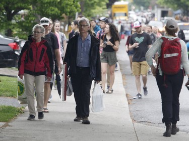 Crowds look for bargains at the Great Glebe Garage Sale in Ottawa on Saturday, May 26, 2018.   (Patrick Doyle)  ORG XMIT: 0527 glebe garage sale 08