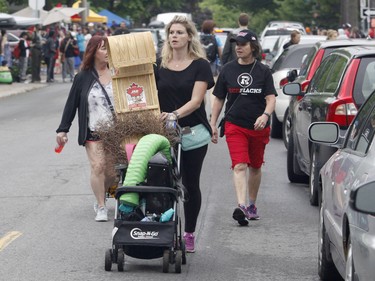 Crowds look for bargains at the Great Glebe Garage Sale in Ottawa on Saturday, May 26, 2018.   (Patrick Doyle)  ORG XMIT: 0527 glebe garage sale 09