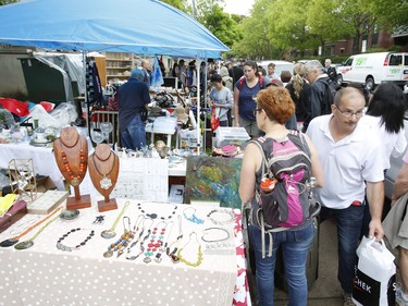 Crowds look for bargains at the Great Glebe Garage Sale in Ottawa on Saturday, May 26, 2018.   (Patrick Doyle)  ORG XMIT: 0527 glebe garage sale 10