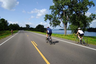 Want to ride faster? The Sir George-Étienne Cartier Parkway becomes the new “Fast Lane” between 7 a.m. and 9 a.m.