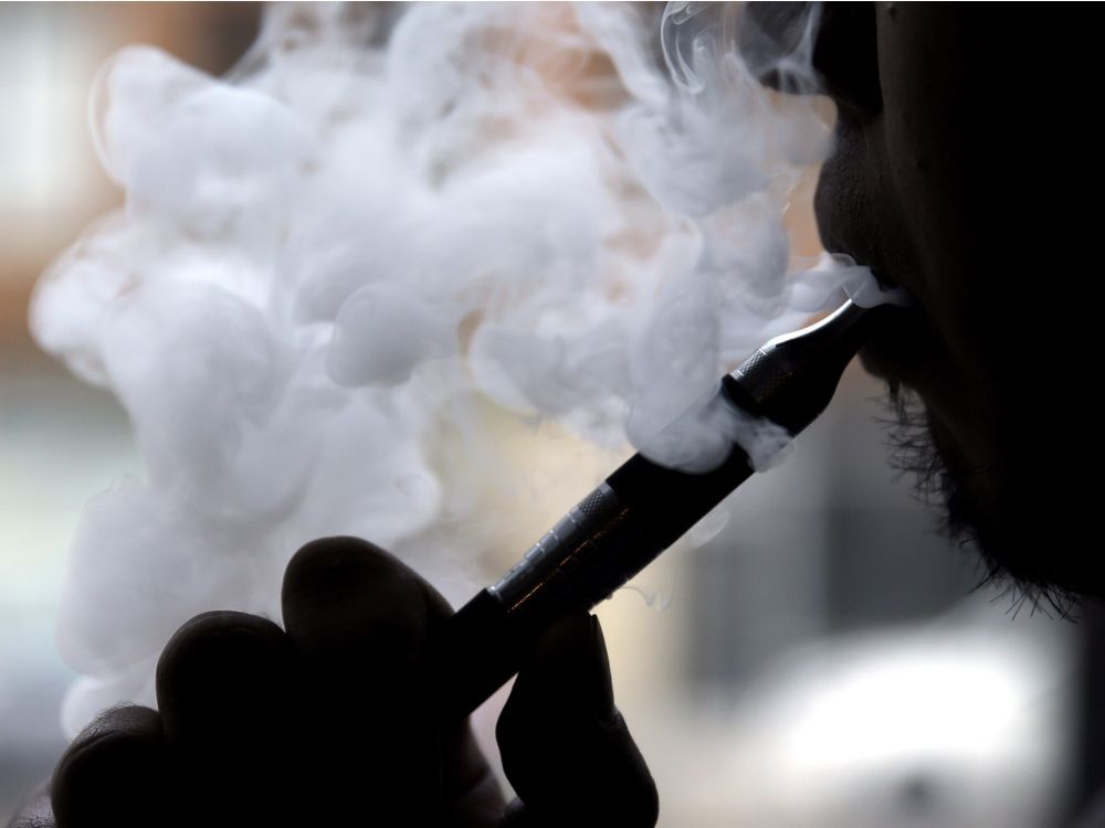 E cigarettes Canada s health officials watching lung problems in