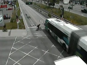 Cyclist narrowly misses crashing into STO bus at Rapibus station.
