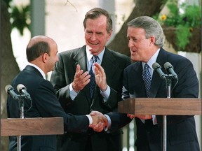 Mexican President Carlos Salinas (L) shakes hands with Canadian Prime Minister Brian Mulroney (R) as U.S. President George H.W. Bush looks on (C) after the three leaders made remarks at the signing ceremony for the North American Free Trade Agreement (NAFTA),in San Antonio (Texas) on Oct. 7, 1992. The Liberal government of Jean Chrétien kept free trade on track.