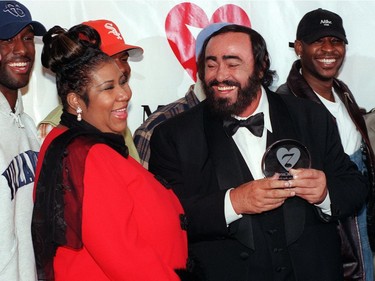 In this file photo taken on February 23, 1998 Opera singer Luciano Pavarotti (R) laughs along with singer Aretha Franklin (L) and the group Boyz II Men (rear) after accepting the eighth MusiCares Foundation "Person of the Year" award in New York. - Aretha Franklin died at the age of 76 on August 16, 2018 at her home in Detroit according to her publicist.
