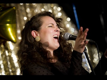 Performer Renée Landry entertains the crowd during the cocktail reception.