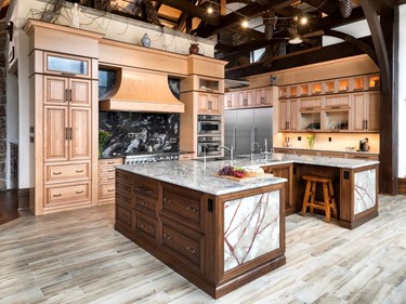 Custom kitchen, 241 sq. ft. or more, traditional, $75,001 and over -- John Laurysen Memorial Trophy
Laurysen Kitchens & Lépine Corporation