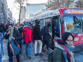 Students board a bus at uOttawa. The Ontario government has announced changes to tuition and to the structure of student loans. (Photo by Wayne Cuddington/ Postmedia)