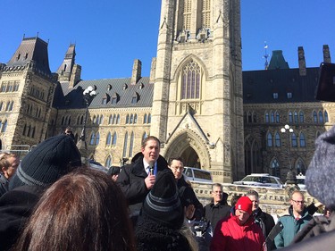 Andrew Scheer address the United We Roll protesters on Parlaiment Hill.