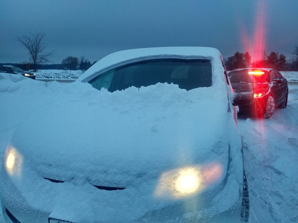 See snow go slow, police warn and even the buses are 'slow going