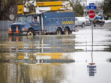 Some vehicles braved the water levels on Rue Saint-Louis in Gatineau