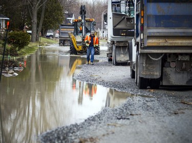 Gatineau city crews were out trying to save boulevard Hurtubise to keep one lane open for residents and emergency vehicles Sunday afternoon. The Ottawa River has flooded the many parts of the road.