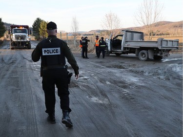 Sûreté du Québec officers performing an evacuation in in Grenville-sur-la-Rouge Que., Thursday April 25, 2019. Homeowners in the area were being forced to leave their homes Thursday afternoon due to concerns the nearby Bell Falls Dam could fail. Police officers on Ch. Avoca Thursday.   Tony Caldwell