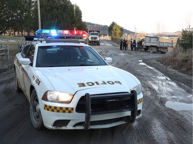 Sûreté du Québec officers performing an evacuation in in Grenville-sur-la-Rouge Que., Thursday April 25, 2019. Homeowners in the area were being forced to leave their homes Thursday afternoon due to concerns the nearby Bell Falls Dam could fail. Police officers on Ch. Avoca Thursday.   Tony Caldwell