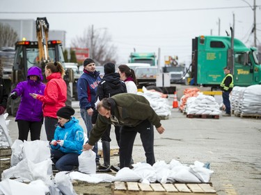 People gathered to make sandbags on Rue Saint-Louis, Saturday, April 27, 2019.  Ashley Fraser/Postmedia