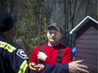 Doug MacCrae speaks with McNab Braeside Township officials about the military arriving to help. A state of emergency was declared in Rhoddy's Bay, west of Arnprior, on the Ottawa River Sunday, April 28, 2019.