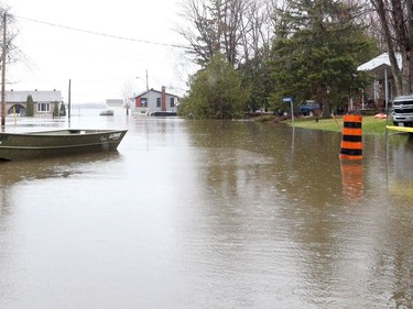 City of Ottawa employees bring sand bags to homes on Boisé Lane that are being flooded by the Ottawa River in Cumberland,  April 26, 2019.