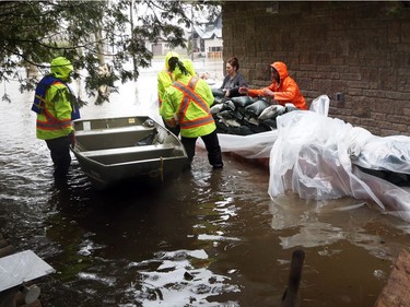 City of Ottawa employees bring sand bags to homes on Boisé Lane that are being flooded by the Ottawa River in Cumberland,  April 26, 2019.