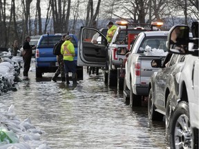 Bayview Drive in flooded Constance Bay was busy Tuesday evening as people were either loading up to go or getting gas and other supplies to stay following a voluntary evacuation order for 150 homes on the streets from the city. Julie Oliver/Postmedia
