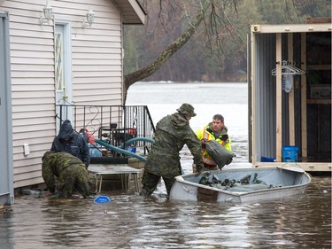 Canadian military hard at work along Bayview Dr as 1RCR from Petawawa beginning assisting with sandbagging in Constance Bay.