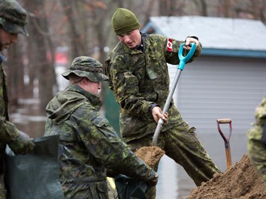 Canadian military hard at work along Bayview Dr as 1RCR from Petawawa beginning assisting with sandbagging in Constance Bay.