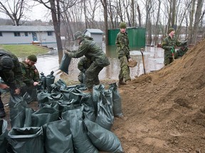 Canadian military hard at work along Bayview Dr as 1RCR from Petawawa beginning assisting with sandbagging in Constance Bay.