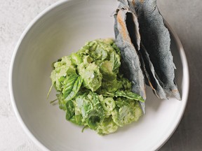 Herb Guacamole (Guacamole con hierbas).