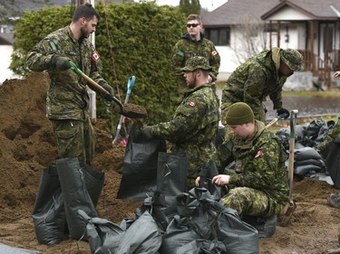 Canadian Forces members fill sandbags in the Ottawa community of Constance Bay as flooding continues to affect the region, on Saturday, April 27, 2019.