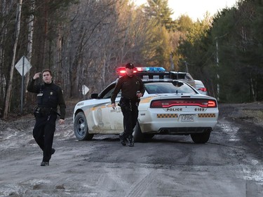 Sûreté du Québec officers performing an evacuation in in Grenville-sur-la-Rouge Que., Thursday April 25, 2019. Homeowners in the area were being forced to leave their homes Thursday afternoon due to concerns the nearby Bell Falls Dam could fail.  Police officers on Ch. Avoca Thursday.   Tony Caldwell