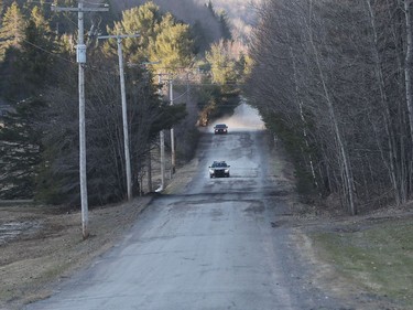Sûreté du Québec officers performing an evacuation in in Grenville-sur-la-Rouge Que., Thursday April 25, 2019. Homeowners in the area were being forced to leave their homes Thursday afternoon due to concerns the nearby Bell Falls Dam could fail. Police officers driving on Ch. Avoca Thursday.   Tony Caldwell