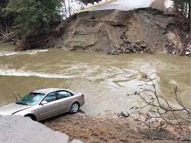 The Public Security Service of the MRC des Collines-de-l'Outaouais confirmed the death of a woman on the night of Friday, April 19, 2019, on Bronson-Bryant Road, in the municipality of Pontiac. The vehicle she was driving fell several metres into a stream where the culvert had already been washed away by floodwaters.