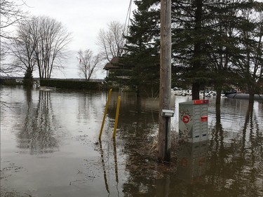 Residents on Leo Lane in Cumberland canoes to dike around home