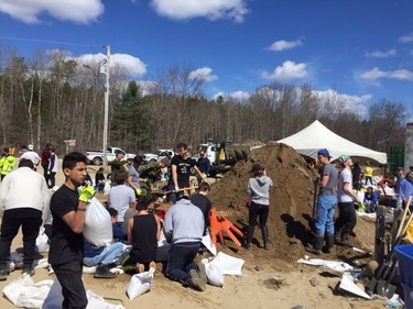 Students from Holy Trinity High School took a field trip to Constance Bay on April 30 to help with the flood relief by sandbagging.
Credit: Tiffany Wheatley, Holy Trinity High School