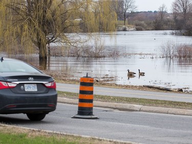 As the Ottawa River rises, the lane closest to the river on the SJAM Parkway has been blocked in anticipation of flooding at the west bound stretch from Slidell St to Parkdale Ave (seen here) and east of Woodroffe Ave.