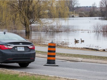 As the Ottawa River rises, the lane closest to the river on the SJAM Parkway has been blocked in anticipation of flooding at the west bound stretch from Slidell St to Parkdale Ave (seen here) and east of Woodroffe Ave.