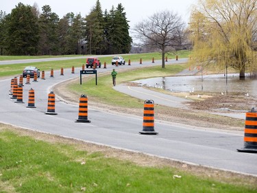 As the Ottawa River rises, the lane closest to the river on the SJAM Parkway has been blocked in anticipation of flooding at the west bound stretch from Slidell St to Parkdale Ave (seen here) and east of Woodroffe Ave.