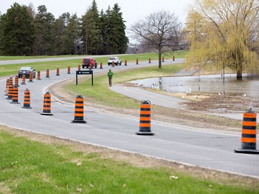 As the Ottawa River rises, the lane closest to the river on the SJAM Parkway has been blocked in anticipation of flooding at the west bound stretch from Slidell St to Parkdale Ave (seen here) and east of Woodroffe Ave.