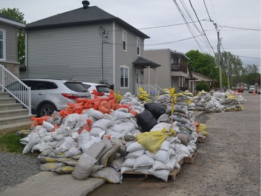 Volunteers stepped up Saturday to remove sandbags from homes in the Lac-Beauchamp district of Gatineau.