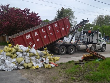 Volunteers stepped up Saturday to remove sandbags from homes in the Lac-Beauchamp district of Gatineau.