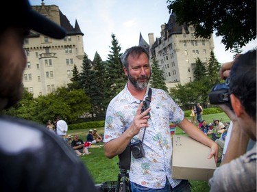 Actor-comedian Tom Green organized a picnic at Major's Hill Park on Saturday to get people to come out and show their opposition to the proposed Château Laurier Hotel addition.