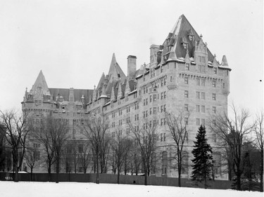 Chateau Laurier 1911, View from Major's Hill Park, showing fence between the hotel and park
