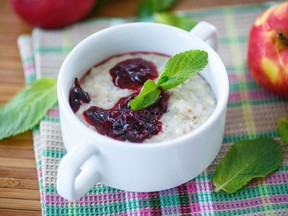 Oatmeal with fruit and mint